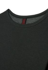 Dunkelgrünes Kurzarm-T-Shirt aus weichigem Stoff mit rundem Halsausschnitt, das ein rotes Etikett mit "STEFANEL" innen aufgenäht hat.