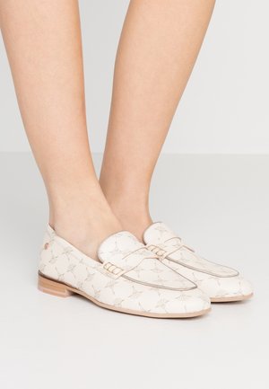 Lichtbeige loafers met een gestructureerd patroon, voorzien van subtiele gouden accenten, een afgeronde neus en een lage houten hak.