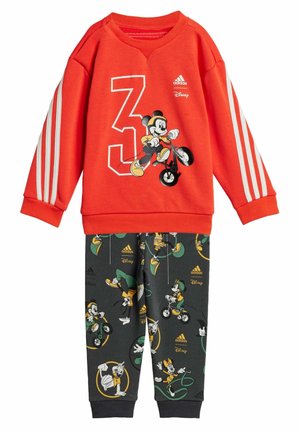 Sudadera roja con rayas grises, que presenta un gráfico de Mickey Mouse y el número 3. Pantalones negros con un estampado de múltiples personajes de Disney.