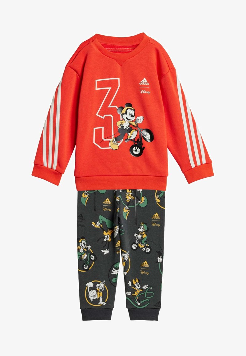 Sudadera roja con rayas grises, que presenta un gráfico de Mickey Mouse y el número 3. Pantalones negros con un estampado de múltiples personajes de Disney.