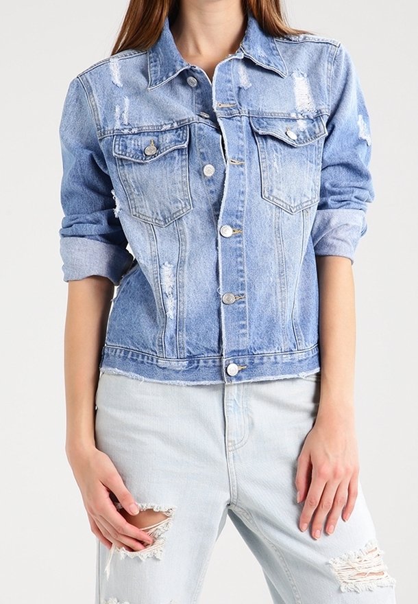 Giacca di jeans azzurro chiaro con due tasche sul petto, dettagli scoloriti e bottoni argentati. Presenta un colletto classico e maniche arrotolate.