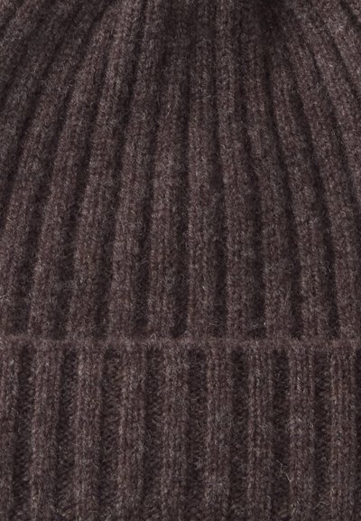 Tissu en laine tricotée brun foncé avec une texture côtelée verticale et des fibres douces et duveteuses.