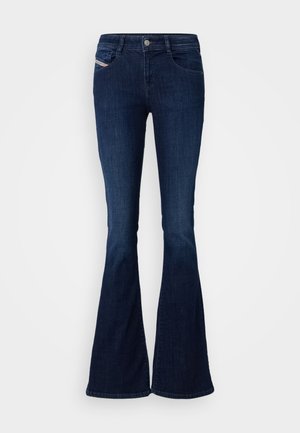 Jeans svasati blu scuro con una texture in denim liscia, dotati di tasche frontali, chiusura con bottone e un'etichetta del marchio discreta sul lato.
