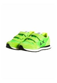 Scarpe sportive verdi realizzate in suede e mesh, con due strap in Velcro, accenti neri e una suola in gomma bianca con finitura texturizzata.