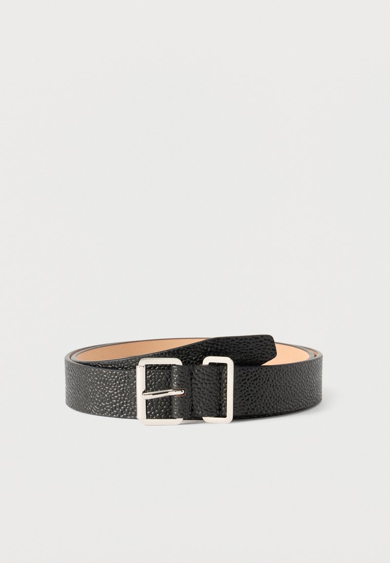 Ceinture en cuir texturé noir avec une boucle rectangulaire argentée, enroulée sur un fond blanc.