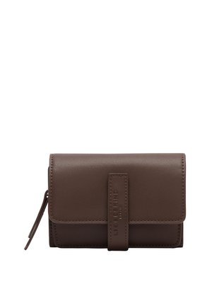 Portafoglio in pelle marrone con una superficie liscia, forma rettangolare e chiusura a patta sicura. Presenta un accento con il marchio sul fronte.