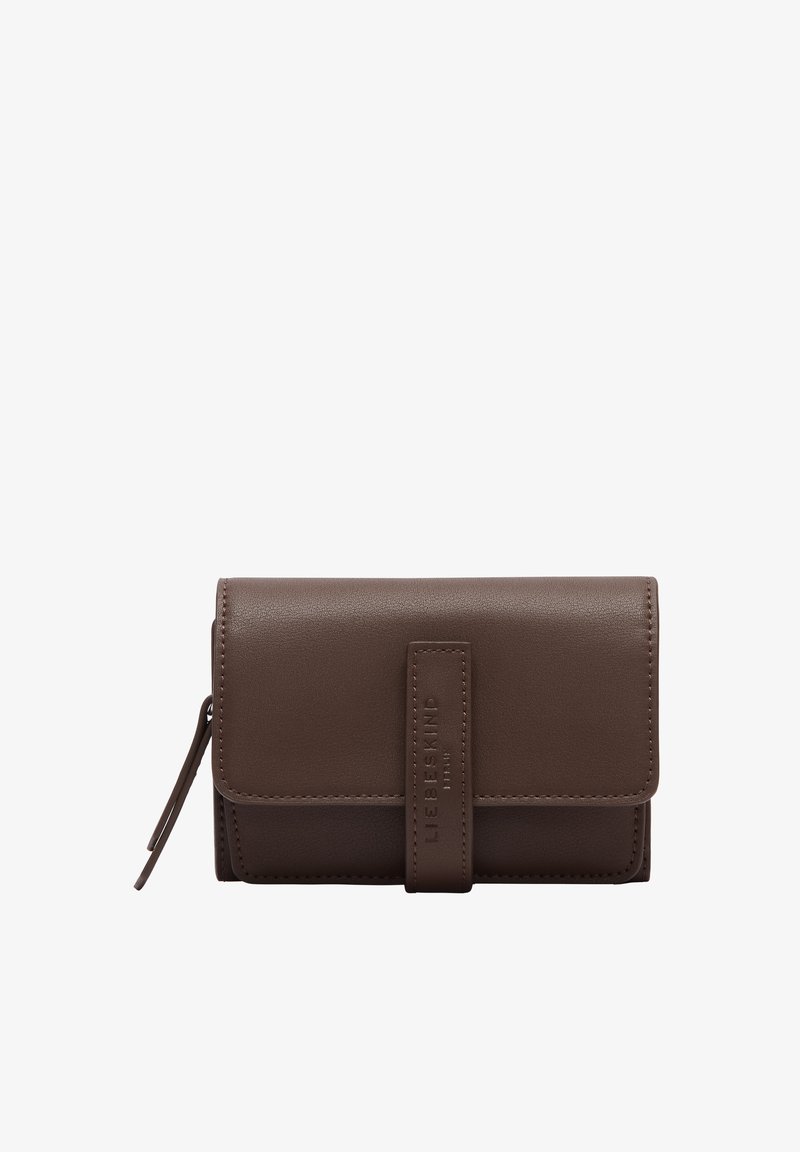 Portafoglio in pelle marrone con una superficie liscia, forma rettangolare e chiusura a patta sicura. Presenta un accento con il marchio sul fronte.