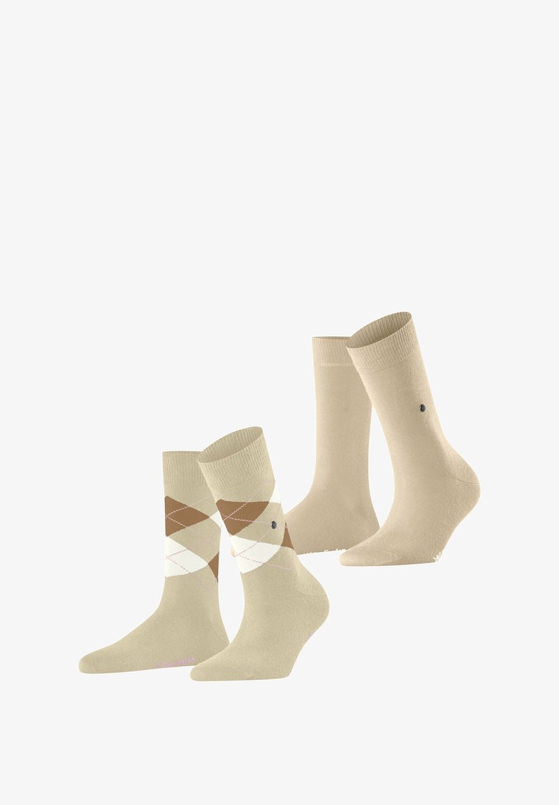 Dwie pary beżowych skarpetek: jedna z wzorem argyle w brązowo-białe figury, a druga w jednolitym odcieniu beżu.