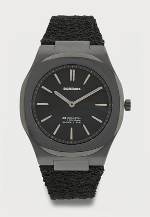 Fekete D1 Milano karóra szövet szíjjal, kerek számlappal, ezüst órajelzőkkel és két mutatóval, amelyek 10:10-et mutatnak.