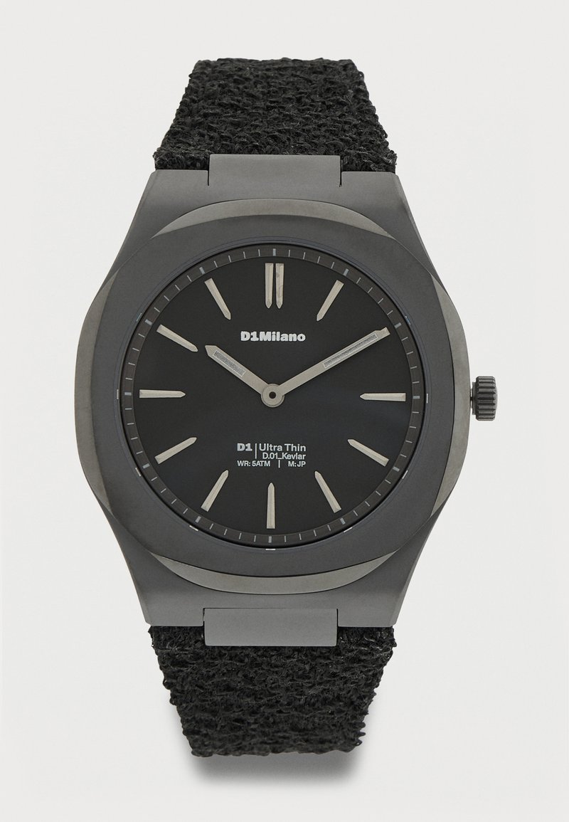 Μαύρο ρολόι χειρός D1 Milano με υφασμάτινο λουράκι, στρογγυλό καντράν, ασημένιους δείκτες ώρας και δύο δείκτες που δείχνουν 10:10.