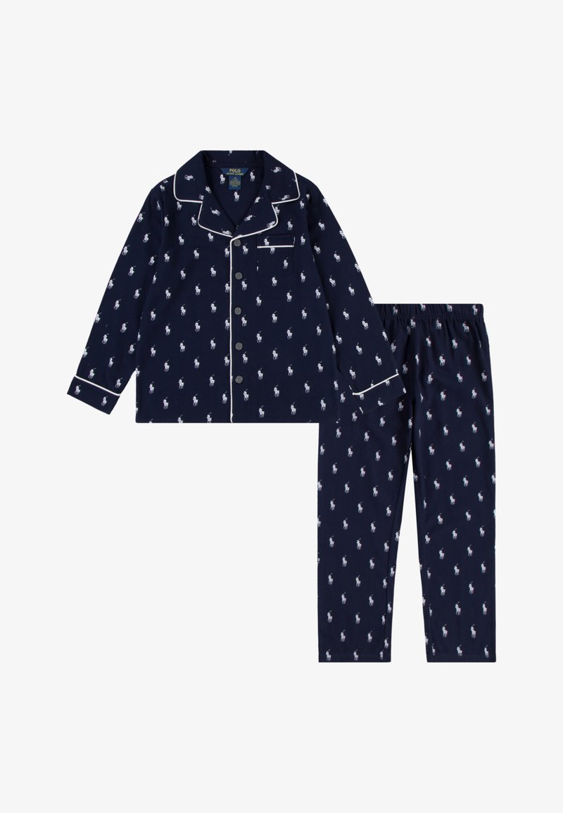 Conjunto de pijama azul-marinho feito de tecido macio, apresentando um padrão repetido de pequenos logótipos de cor clara. Inclui uma camisa de botões e calças com cintura elástica.