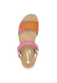 Sandalo multicolore con fasce in pelle rosa e arancione, un sottopiede beige imbottito e una suola bianca; presenta fibbie laterali regolabili.