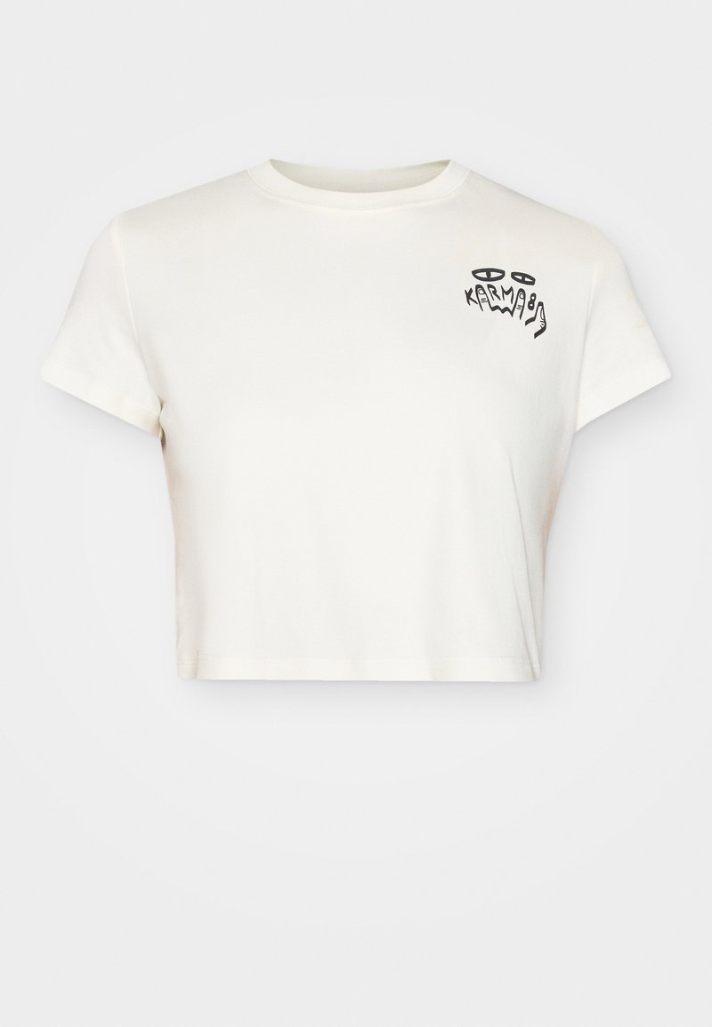 Gekürztes weißes T-Shirt aus Baumwolle, mit rundem Halsausschnitt und kurzen Ärmeln, mit schwarzem grafischem Text auf der linken Brust.