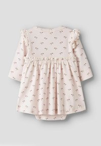 Robe rose pâle pour tout-petit avec une texture côtelée, ornée de petits motifs floraux, dotée de manches volantes et d'une taille froncée.