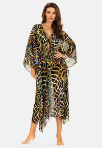 Przezroczysty szlafrok w stylu kimono z kolorowym wzorem zwierzęcym, czarną bazą, szerokimi rękawami oraz cinchowanym w pasie związywanym paskiem.