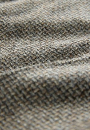 Gewebter Stoff in verschiedenen Brauntönen und Grau. Hat ein strukturiertes, kariertes Muster mit einer weichen, leicht fuzzy Oberfläche.