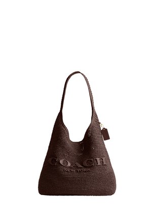 Brun vævet tote-taske med én skulderrem og et mærke med teksten "COACH NEW YORK" præget på forsiden.