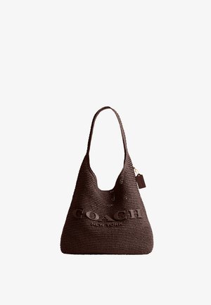 Geantă maro împletită, de tip tote, cu o singură curea de umăr și o etichetă, având inscripția „COACH NEW YORK” gravată pe față.