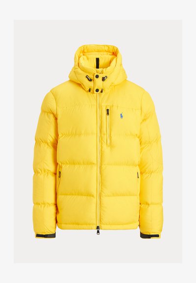 Casaco puffer amarelo com capuz, ziper à frente e bolsos laterais, com textura acolchoada e um pequeno logotipo no peito.
