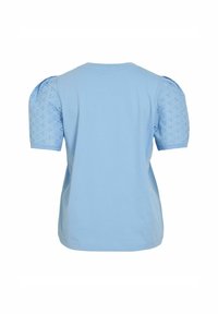 Jasnoniebieska koszulka z bufkami, wykonana z miękkiego materiału. Rękawy zdobione haftowanymi kwiatowymi wzorami. Klasyczny okrągły dekolt i luźny krój.