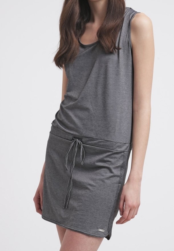 Szara bezrękawnik z miękkiego materiału, z elastyczną talią i kontrastowymi wykończeniami. Prosty design z luźnym krojem.