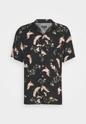 Chemise à manches courtes en tissu noir avec un imprimé floral et de grue, fermeture à boutons et coupe décontractée. Accent en beige et vert.