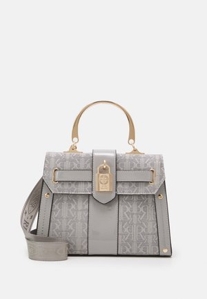 Sac à main gris avec motif monogramme en relief, détail de serrure dorée, poignée supérieure structurée et bandoulière en tissu assortie.