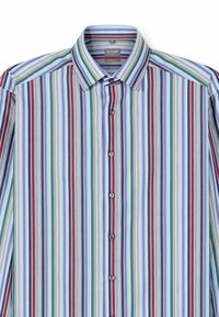 Gestreifte Hemd mit Knopfleiste, das vertikale Streifen in Rot, Blau, Grün und Grautönen zeigt. Klassischer Kragen mit fünf Knöpfen auf der Vorderseite.