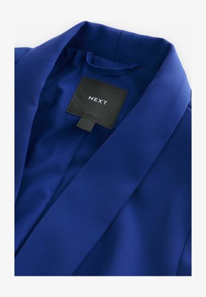 Blauer Blazer aus glattem, strukturiertem Stoff; mit einem Reverskragen und einem schwarzen Etikett mit "NEXT" in Weiß.