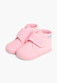 Bottines en velours côtelé rose avec un bout rond et une fermeture à bande auto-agrippante, dotées d'une doublure intérieure douce et d'une semelle flexible.