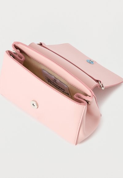 Μικρή ροζ συνθετική τσάντα χειρός με λεία υφή, ασημένιο κούμπωμα με πάτημα και δύο διαμερίσματα, με υφασμάτινη εσωτερική επένδυση.