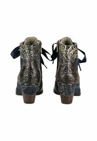 Buty wykonane z tłoczonej skóry z kwiatowymi wzorami, z masywnym obcasem i niebieskimi wstążkami związanymi z tyłu. Kolory w odcieniach brązu i ciemnej granatu.