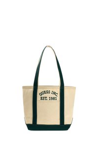 Borsa tote in tela beige con manici e dettagli verde scuro. Presenta la scritta "GUESS INC. EST. 1981" ricamata sul davanti. Forma a secchiello, taglia media.