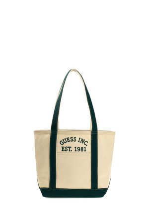 Borsa tote in tela beige con manici e dettagli verde scuro. Presenta la scritta "GUESS INC. EST. 1981" ricamata sul davanti. Forma a secchiello, taglia media.
