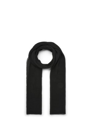 Schwarzer gerippter Schal, locker geschlungen, mit beiden Enden gerade herunterhängend, auf weißem Hintergrund dargestellt.