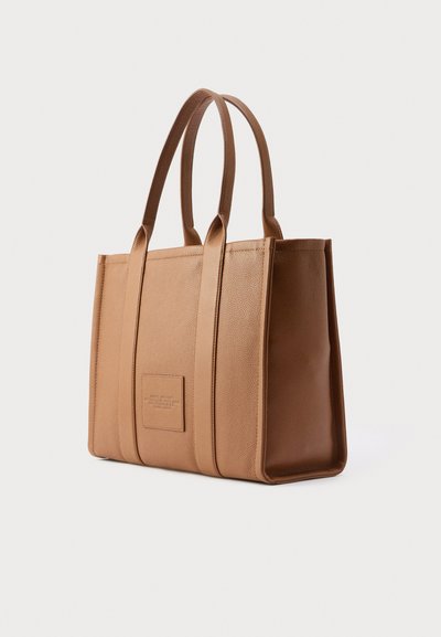 Geantă tote din piele de culoarea caramelului, cu suprafață texturată, mânere duble și formă rectangulară. Prezintă o etichetă pătrată cu logo în față.