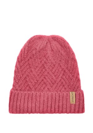 Bonnet en tricot rose avec revers côtelé plié et motif en chevron, comportant une petite étiquette rectangulaire beige sur le côté du revers.