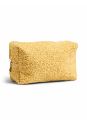 Trousse de toilette rectangulaire jaune douce avec tissu texturé et fermeture éclair en haut sur fond blanc.