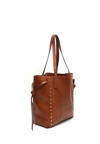 Borsa a spalla in pelle marrone con borchie decorative lungo il lato, base piatta e lunghe cinghie per il trasporto facile.