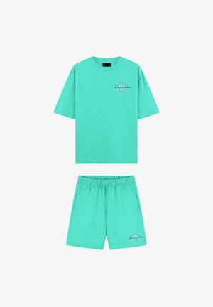 Turquoise T-shirt met korte mouwen en bijpassende short met kleine dierengezicht-print op de borst en voorkant van de short.
