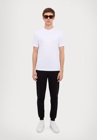 EA7 Emporio Armani T-shirt con stampa - white