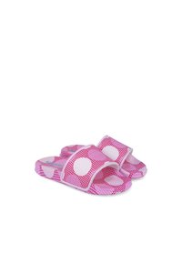 Sandalias de malla rosa con puntos blancos, que cuentan con correas anchas y una suela texturizada. Las correas ajustables permiten un ajuste personalizable.