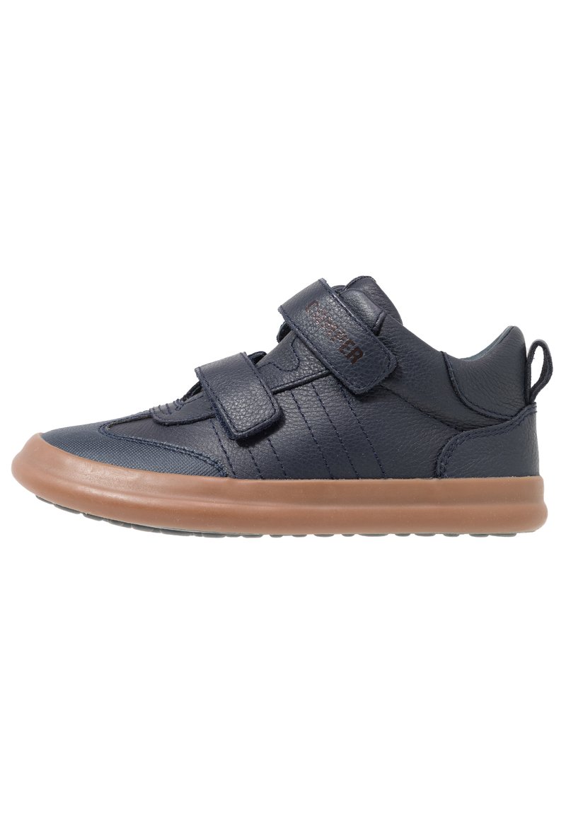 Sneakers in pelle blu scuro con due strap in velcro neri, suola in gomma color tannato, lati testurizzati e design a punta rotonda.