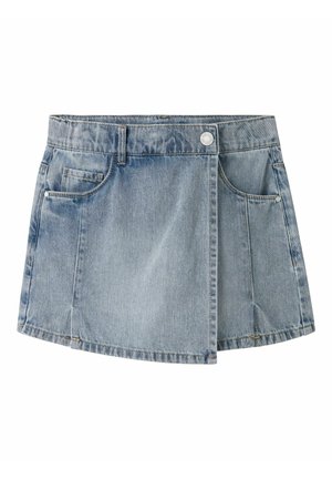 Svetlomodrá rifľová sukňa s prednými gombíkmi, pútkami na opasok a dvoma prednými vreckami, s asymetrickým zavinovacím dizajnom.