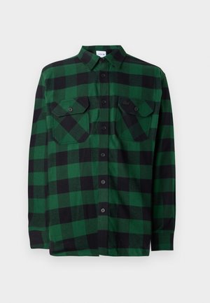 Cămașă de flanel cu carouri verzi și negre, cu mâneci lungi, cu închidere cu nasturi și două buzunare pe piept. Fabricată dintr-un material moale, cu guler standard.