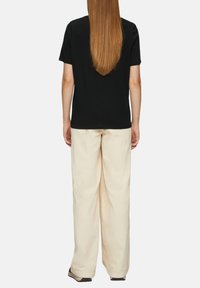s.Oliver MIT STICKEREI-ARTWORK - T-shirt print - schwarz
