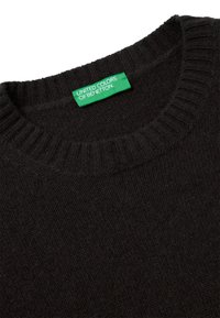 Schwarzer Strickpullover mit Rippkragen. Aus weichem Material gefertigt. Verfügt über ein grünes Etikett mit der Aufschrift "United Colors of Benetton."