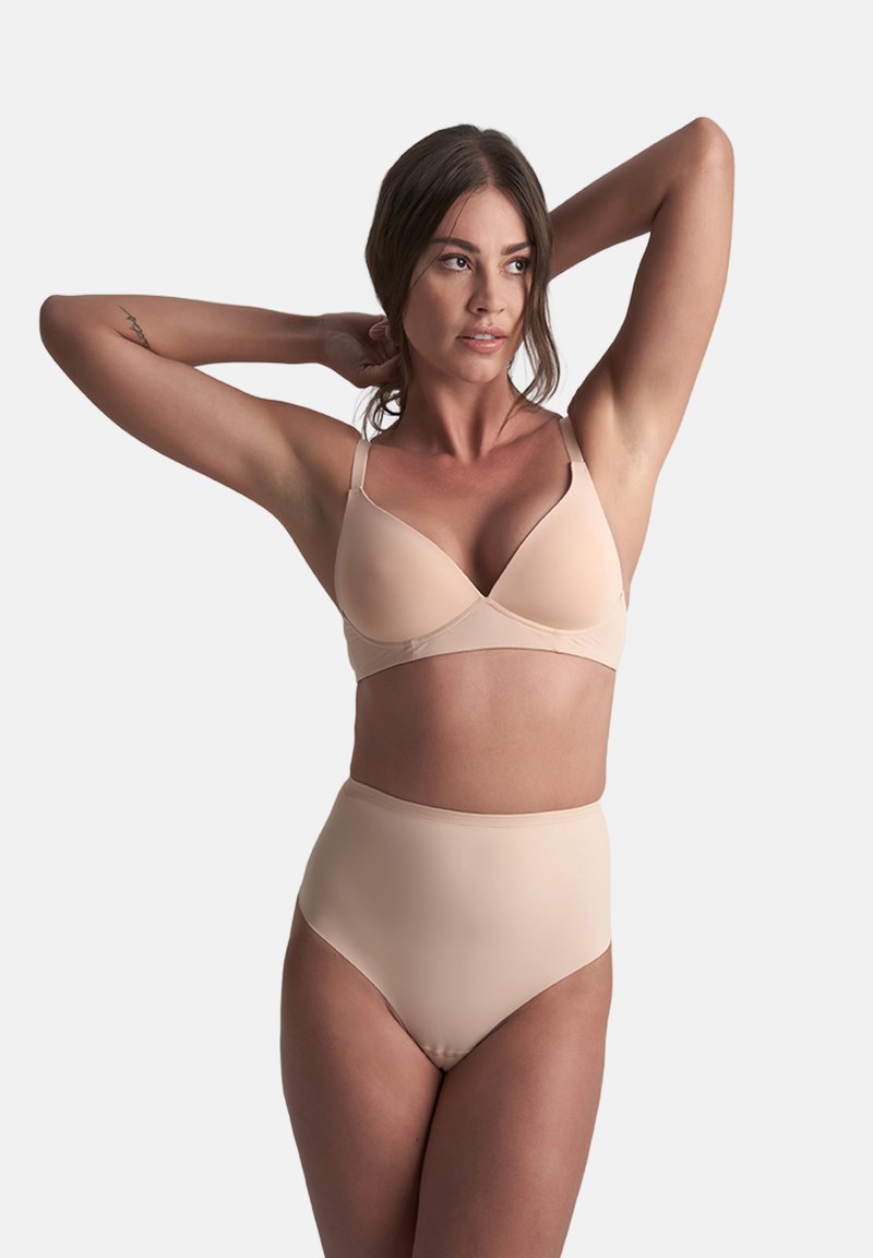 Beige trådlös bh med en jämn, mjuk textur och trekantskupor, tillsammans med höga trosor, båda i en sömlös, minimalistisk design.