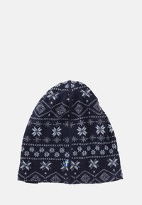 Cappello di maglia blu navy con motivi di fiocchi di neve e diamanti bianchi, dotato di un piccolo tag con la bandiera svedese, texture morbida e design con la parte superiore arrotondata.