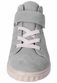 Sneaker in suede grigio con cinturino a strappo, lacci rosa chiaro e suola in gomma traslucida con dettagli testurizzati.